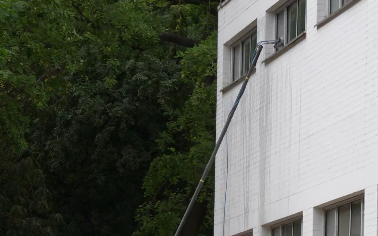 video-pic-Üveg homlokzattisztítás ozmózis vízzel a Palatinus Gyógy-, Strand- és Hullámfürdőben