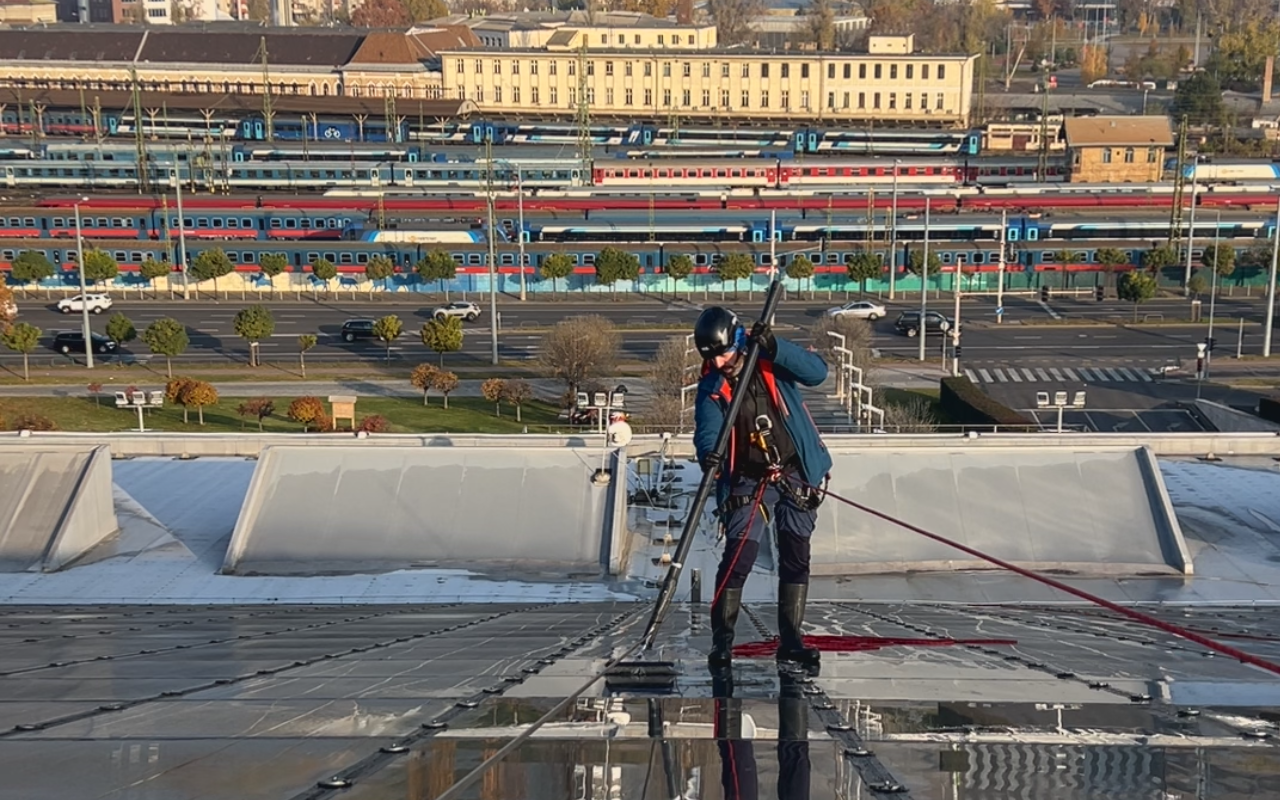 video-pic-Külső üvegtisztítás egy bevásárlóközpont tetején